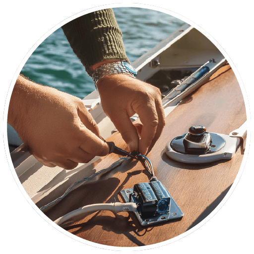 reparation-bateau image pour la section réparation de bateau qui montre les mains d'un homme en train de réparer un bateau